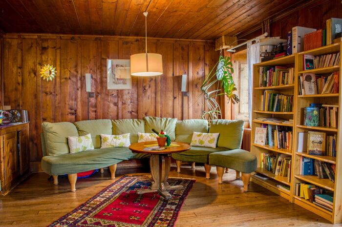 Bibliothek mit Sofa und Bücherregalen