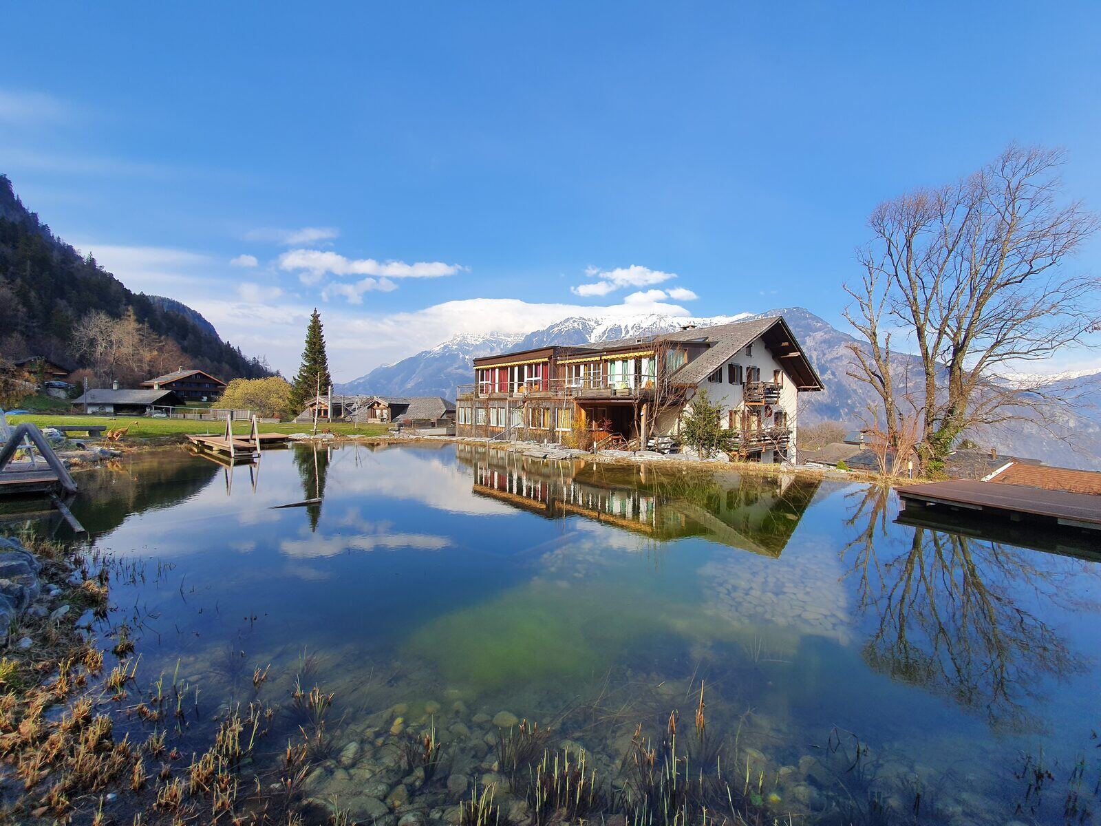 Das Hotel spiegelt sich im Naturteich