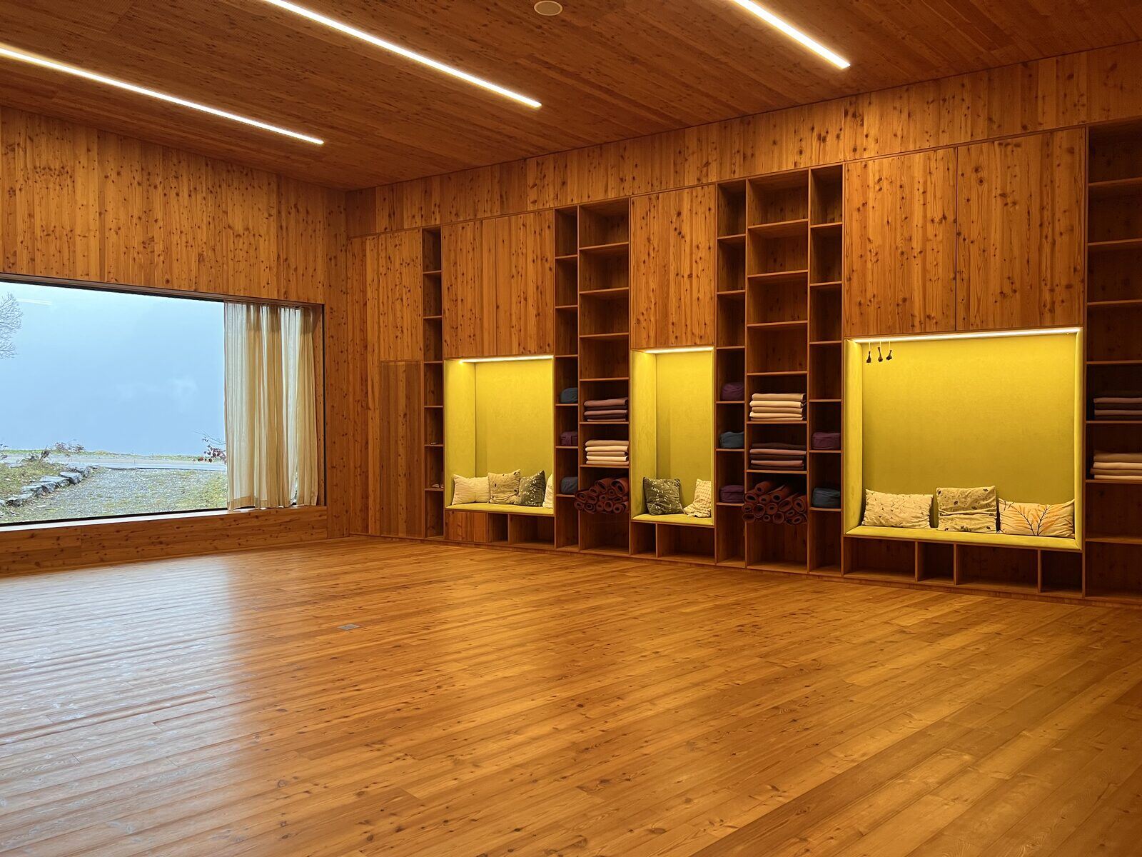 Heller Seminarraum mit Holzboden