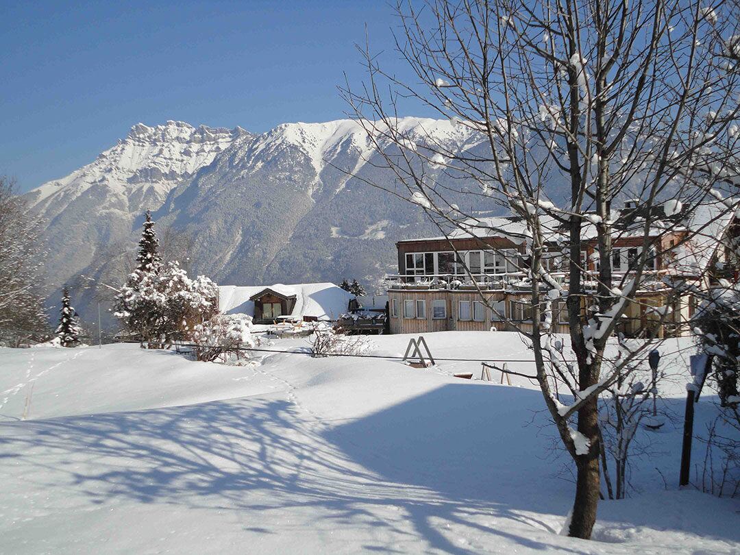 Das Hotel Balance im Winter, verschneite Berge dahinter