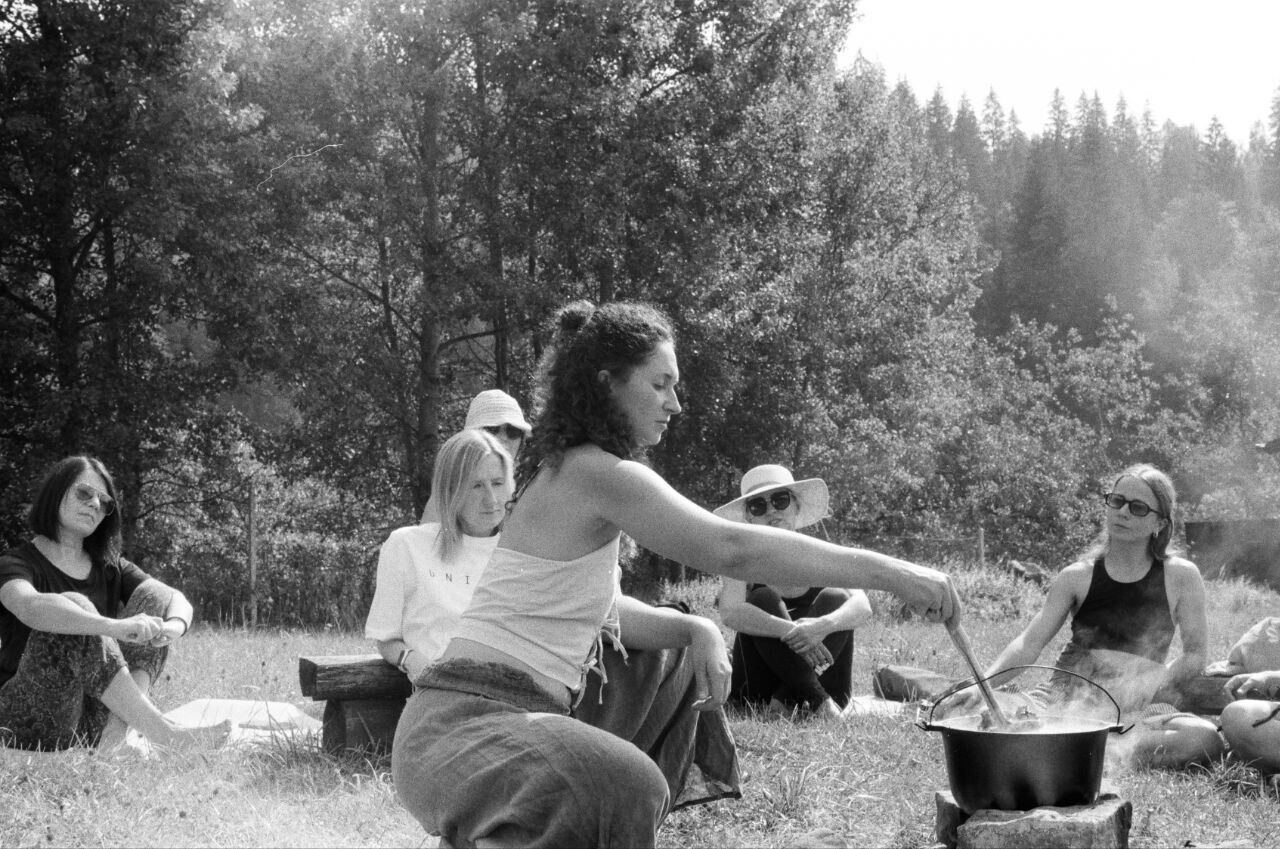 Schwarzweissbild: gemeinsames Kochen im Freien