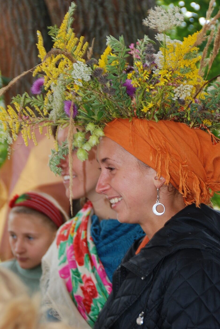 Mit Blumenkranz bei einem Fest