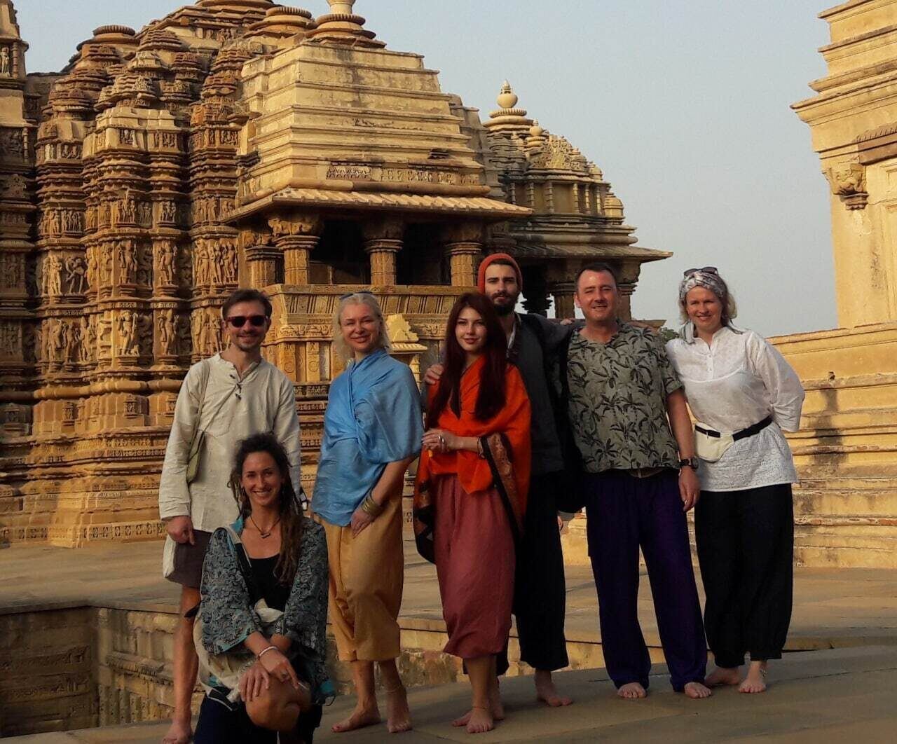 Eine Reisegruppe vor einem alten Tempel