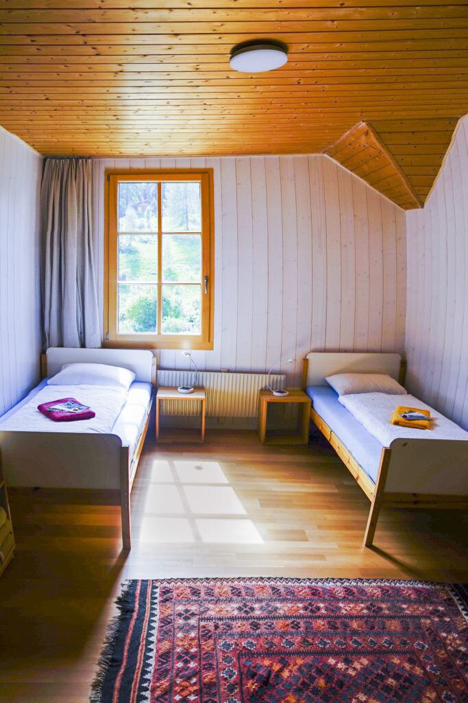 Einfaches Gästezimmer mit Holzdecke