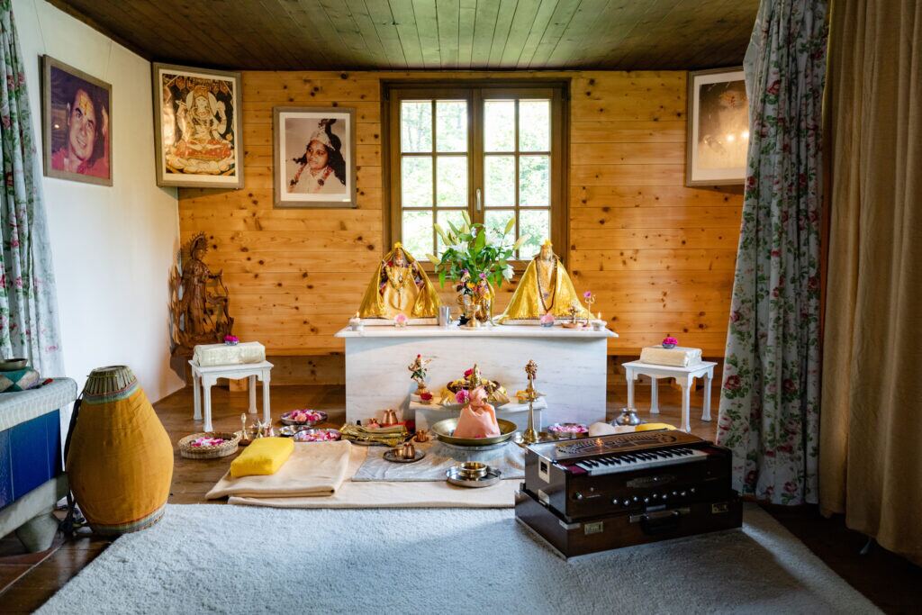 Meditationsraum, eingerichtet wie ein kleiner Tempel